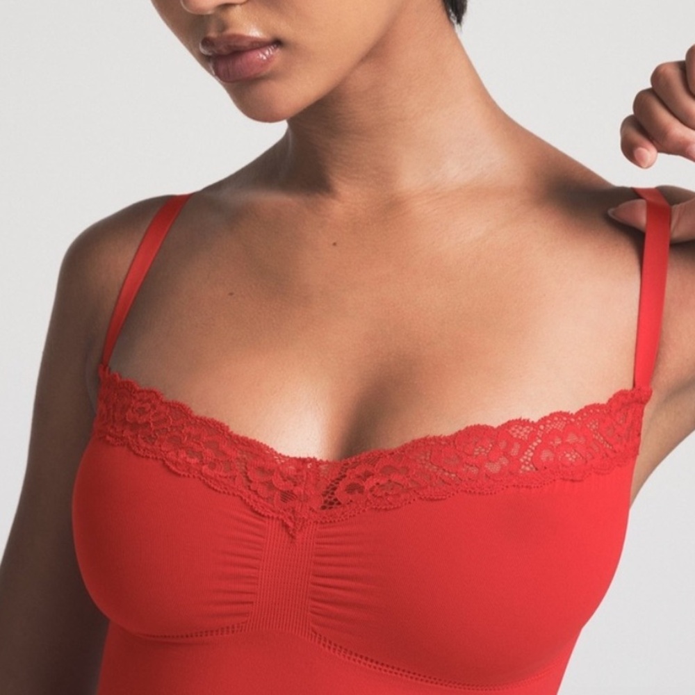 SKIMS Cayenne Seamless Sculpt Thong Lace Bodysuit - Picture 3 of 6